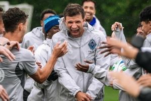 欢迎仪式！温哥华白浪球员组成欢迎通道，让穆勒穿过