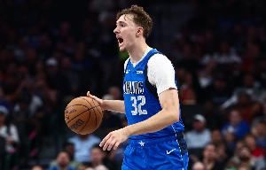 生涯第2次两双！弗拉格成为引入三分线后多次斩获两双最年轻球员