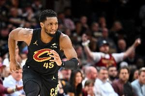 这谁顶得住啊!骑士首节三分球12中10 命中率超八成