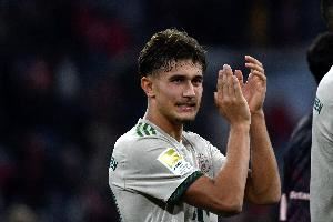 德媒：踢左后卫的比朔夫正学习当多面手，戴维斯复出后他或需让位