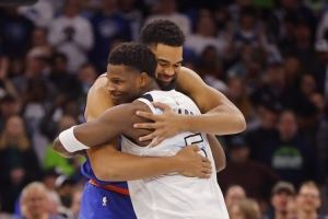 唐斯:几乎每天都和狼队的老队友聊天 我爱他们 愿为他们做一切